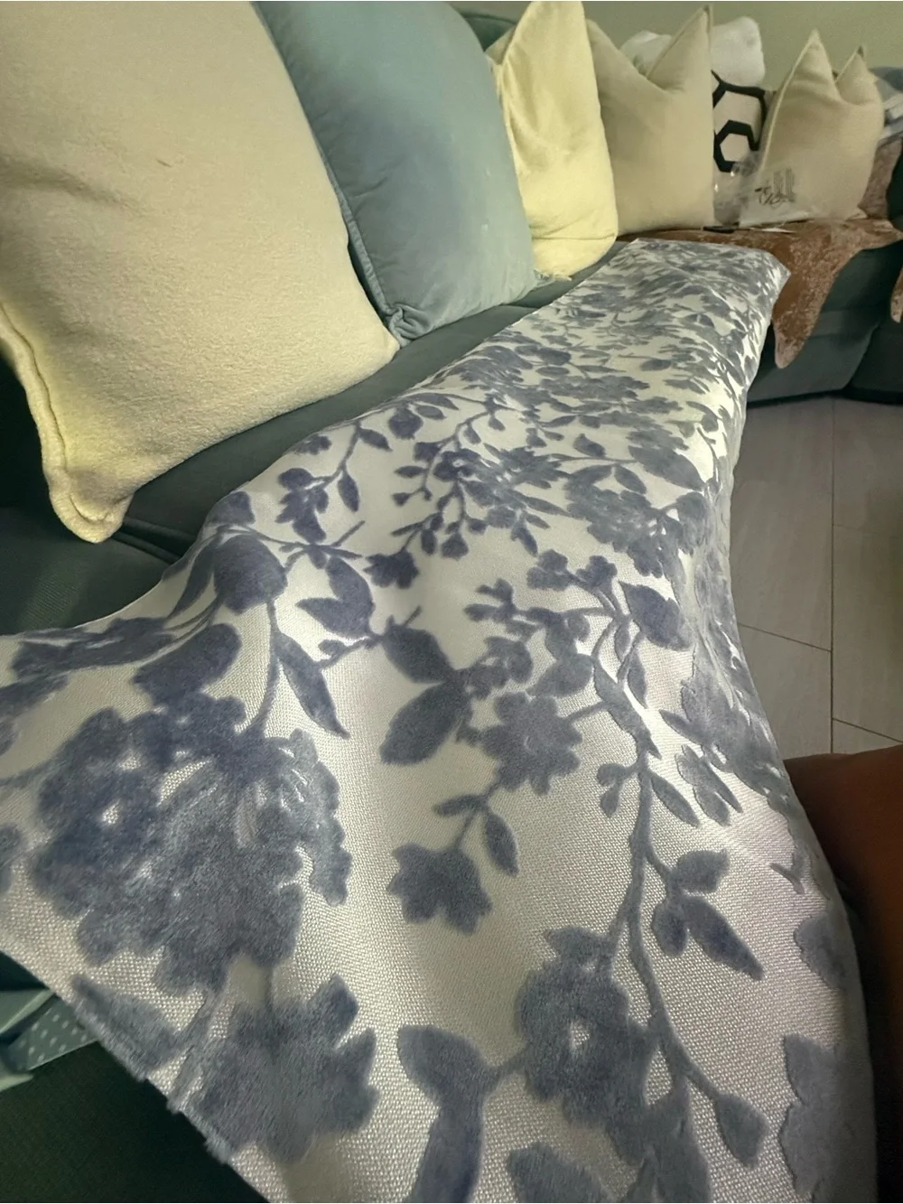 Runner velvet light blue with white background